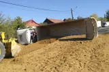 Trafic blocat pe DN 67, în județul Mehedinți, după ce un camion încărcat cu pietriș s-a răsturnat: șoferul, rănit