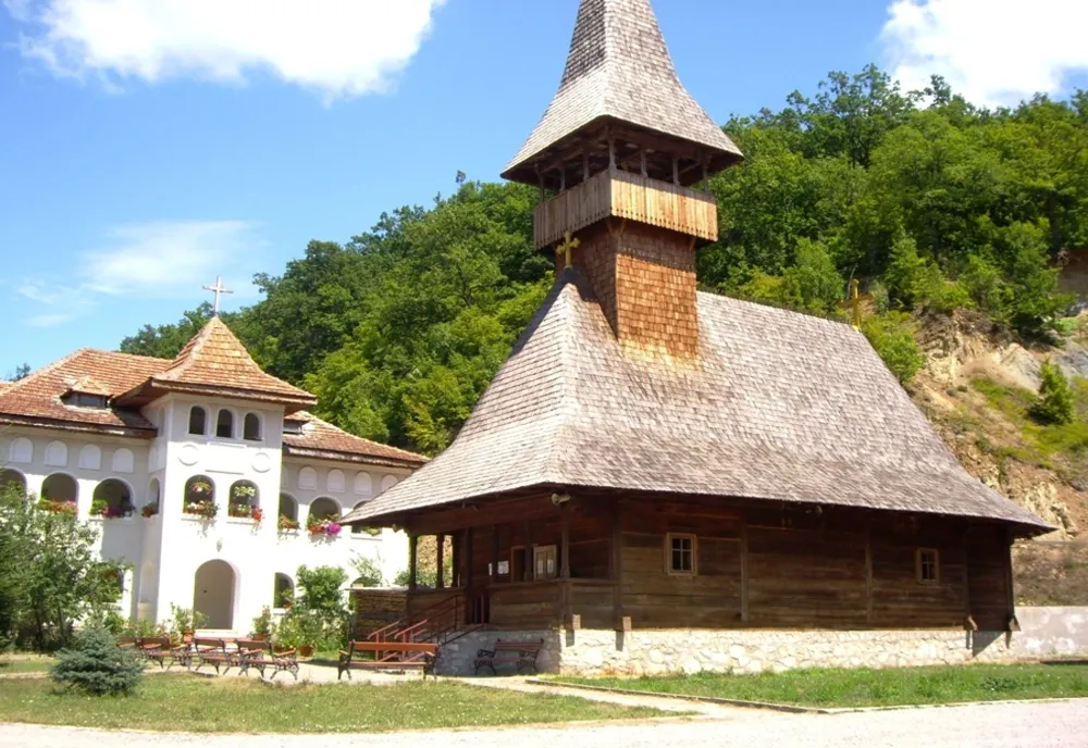 Praznicul "Intrării Maicii Domnului în Biserică" marcat prin slujire arhierească la Mănăstirea Vodiţa