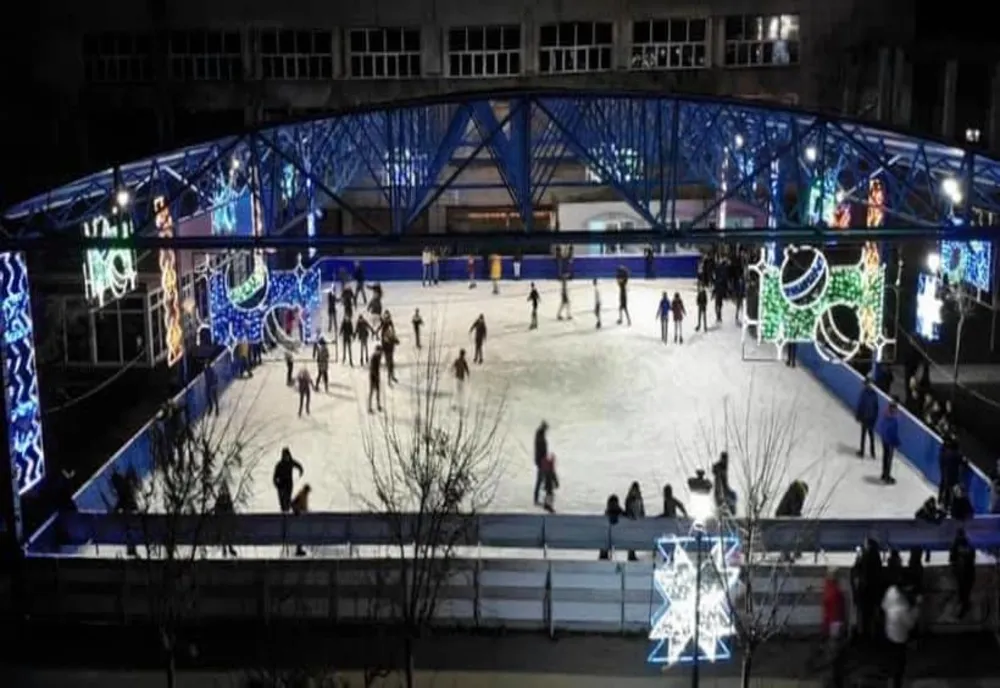 Copiii sub 10 ani și olimpicii au acces gratuit la patinoar la Turnu Severin