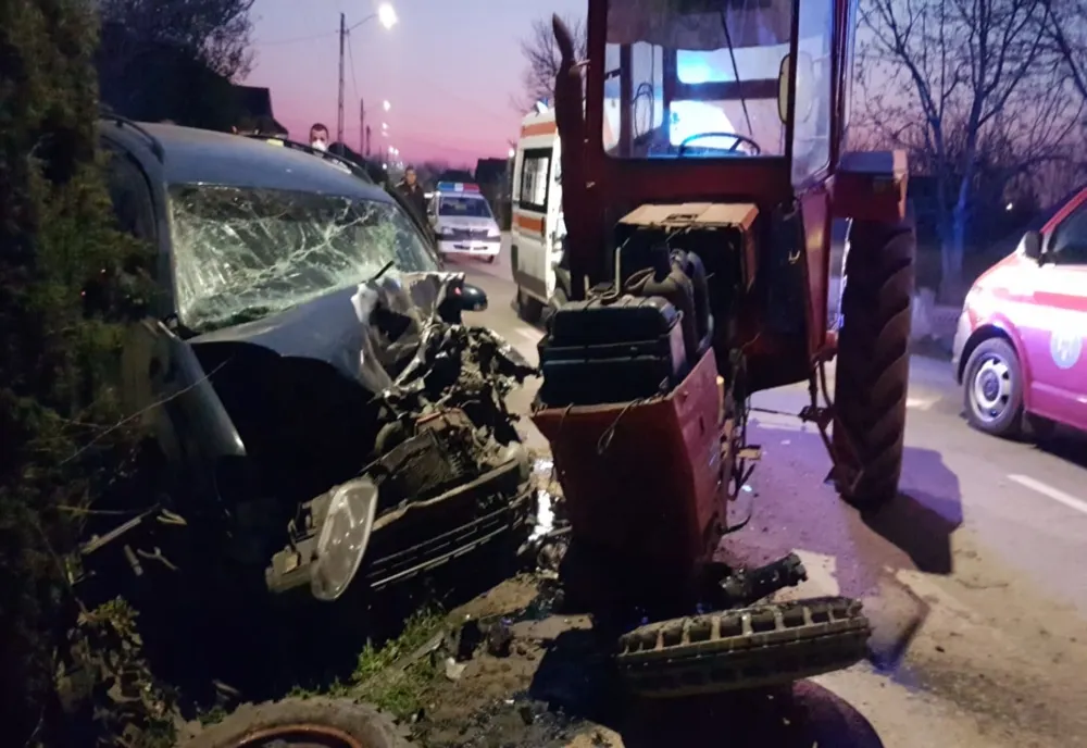 O mașină s-a ciocnit de un tractor pe un drum județean din Mehedinți