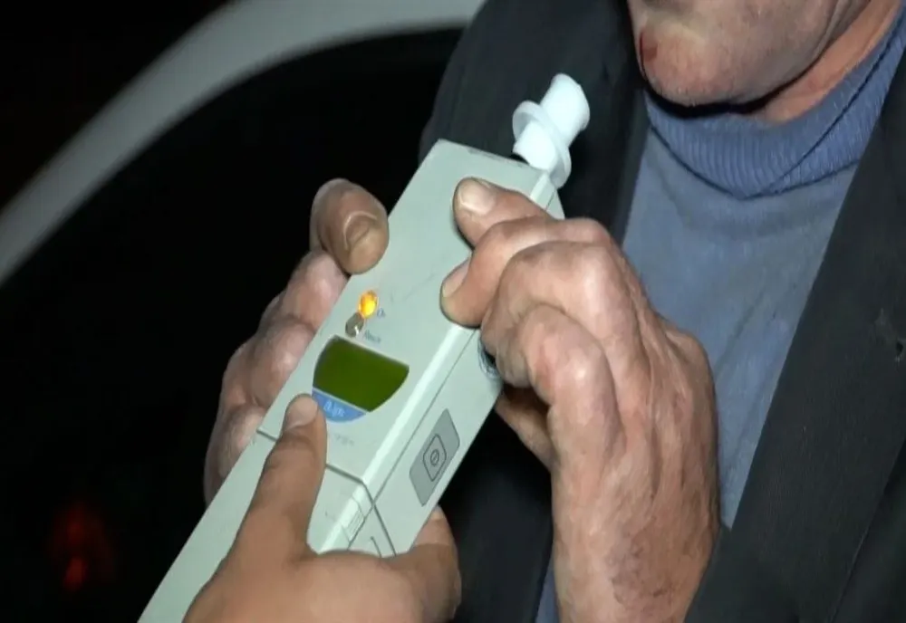 Prins la volan mort de beat și fără permis de conducere