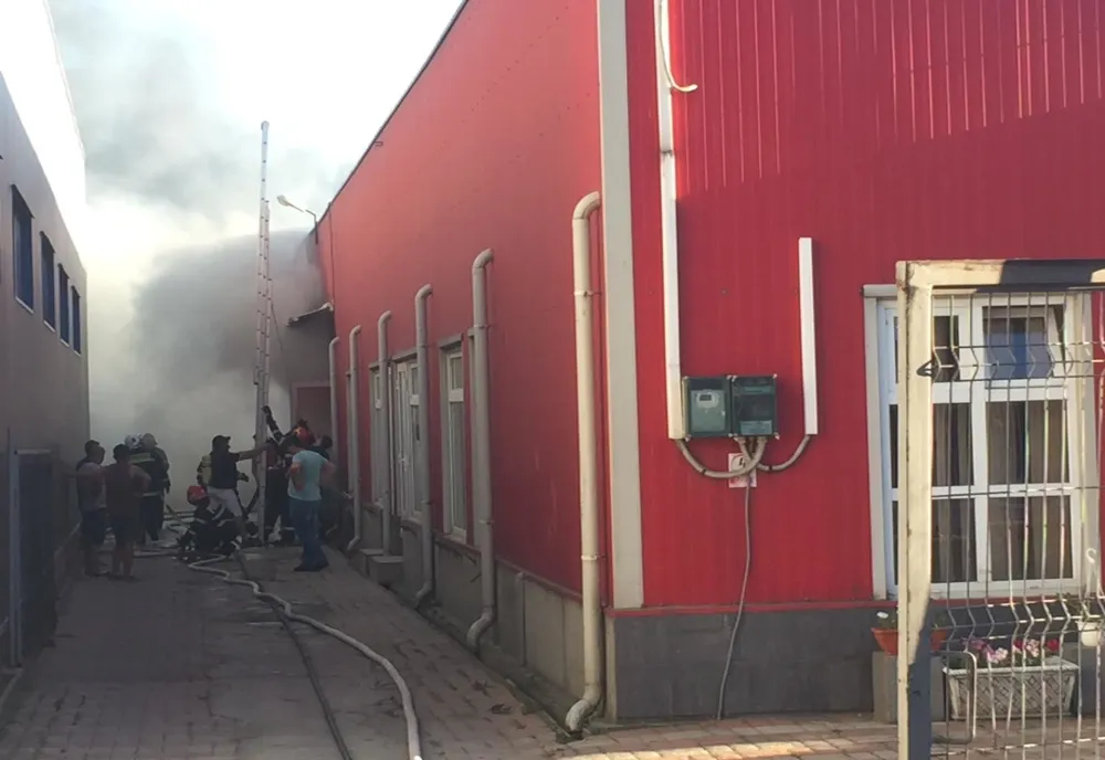 VIDEO Incendiu puternic la un service auto din Turnu Severin 