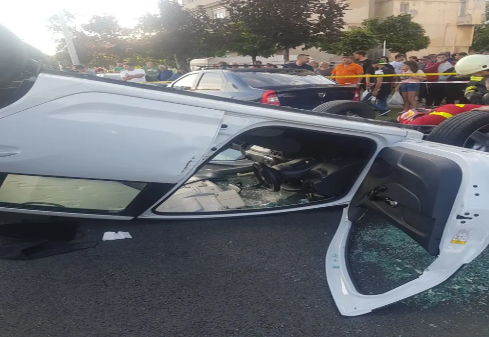 ACCIDENT spectaculos: o mașină a ajuns CU ROȚILE ÎN SUS, pe un bulevard din Turnu Severin