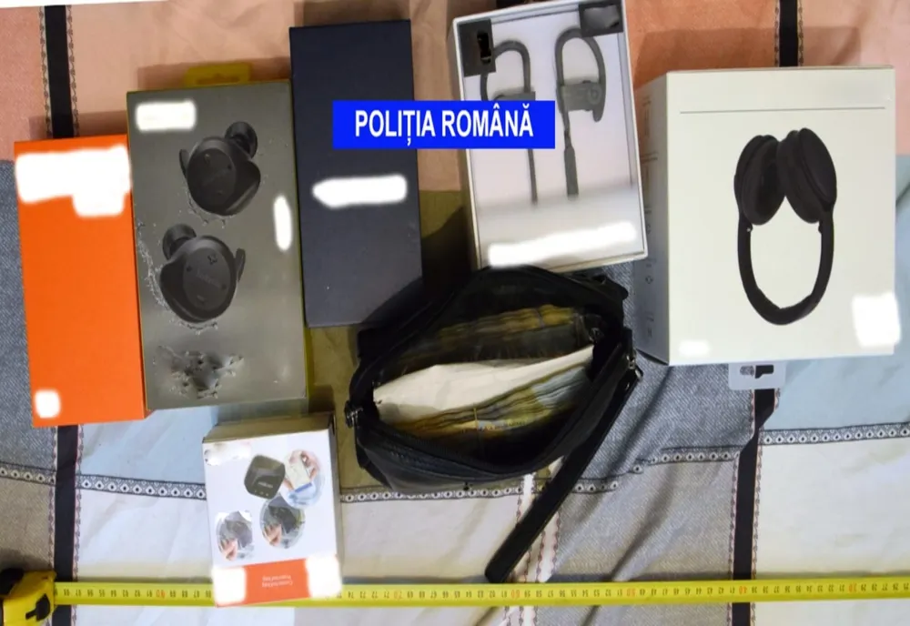 Au furat 330 de telefoane în valoare de 78.000 de euro