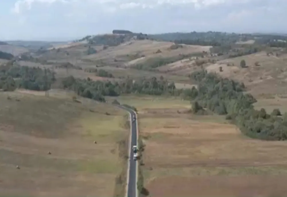 Se lucrează pe drumul care leagă localitățile Gruia și Rogova