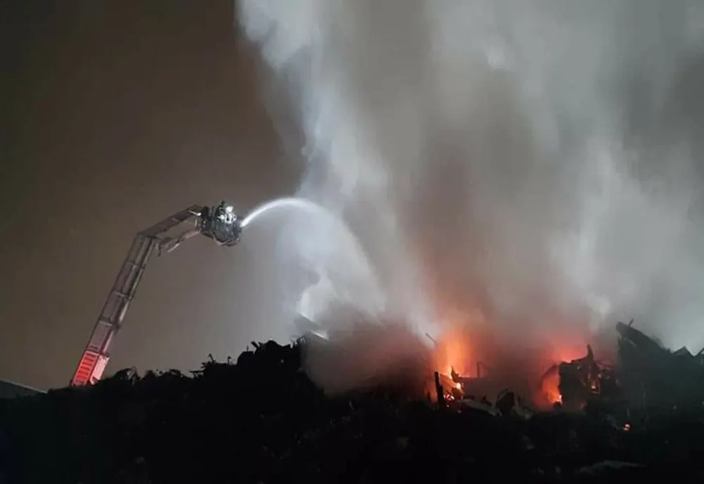  Incendiu la un depozit de deșeuri feroase în zona Portului Comercial 