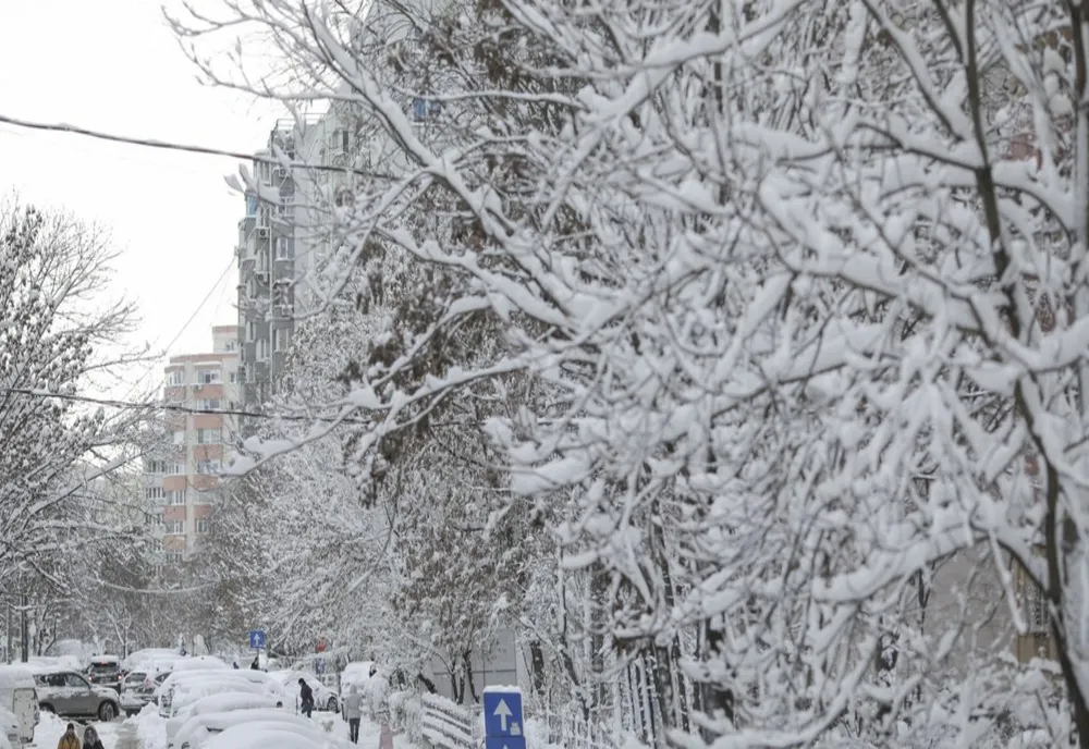 Sunt semnalate ninsori și se circulă în condiții de iarnă pe mai multe artere rutiere ale țării