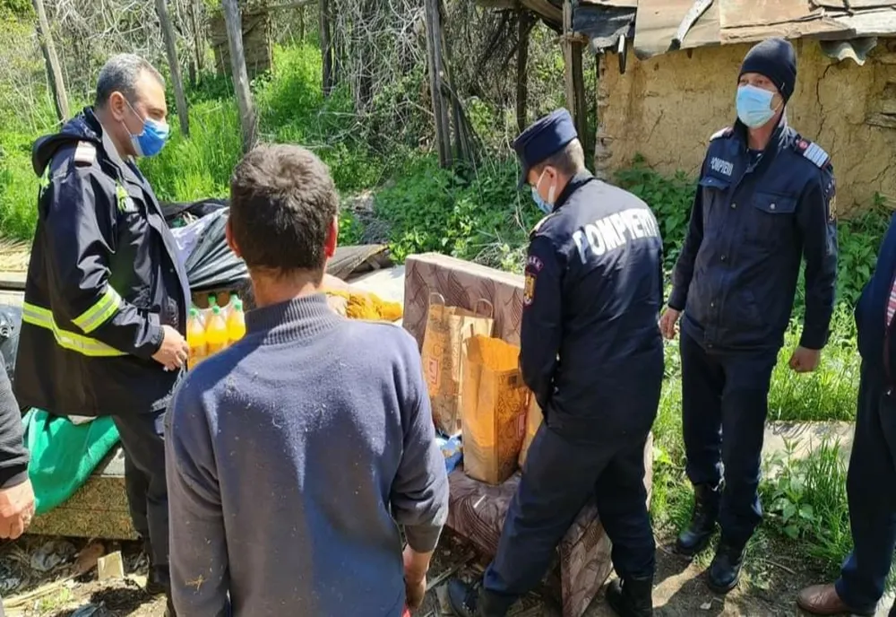 Bărbatul care a rămas fără casă în urma unui incendiu, sprijinit de pompierii mehedințeni