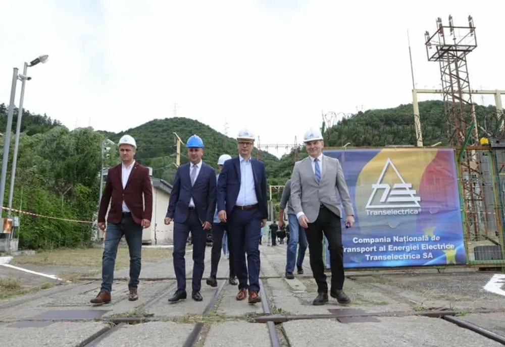 Linia Electrică Aeriană Porţile de Fier– Reşiţa, realizată în proporţie de 60%. Lungimea totalã a liniei va fi de 117 kilometri 
