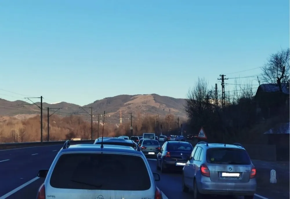 Cel mai aglomerat weekend. Peste 100 000 de turiști pe litoral. Blocaje pe A2