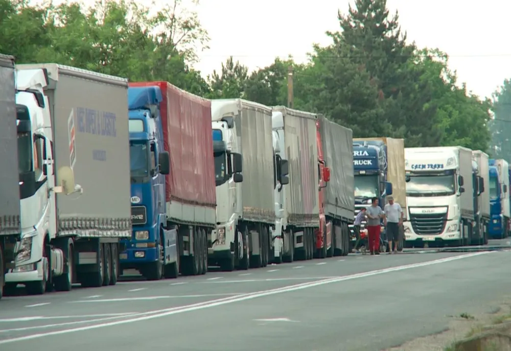 Camioane și tiruri cu viteză redusă, în cadrul unui protest