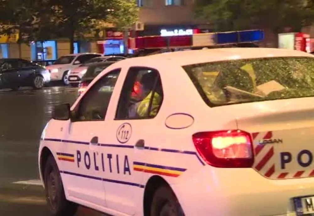 Autoturismul condus de o șoferită începătoare a ricoșat pe sensul opus de mers și a sărint peste scuarul de protecție