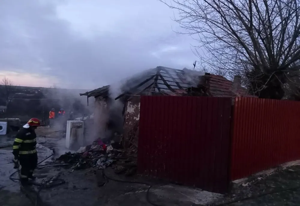 Incendiu la o casă de locuit 