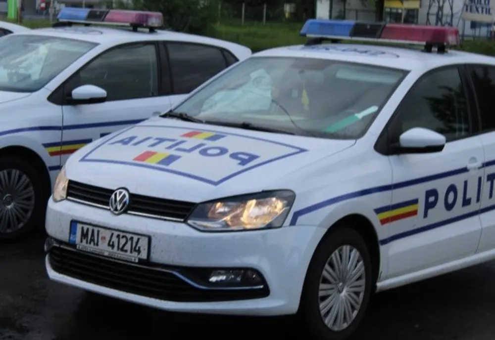 Șoferiță aflată sub influența băuturilor alocoolice a lovit un autoturism și gardul unei case 