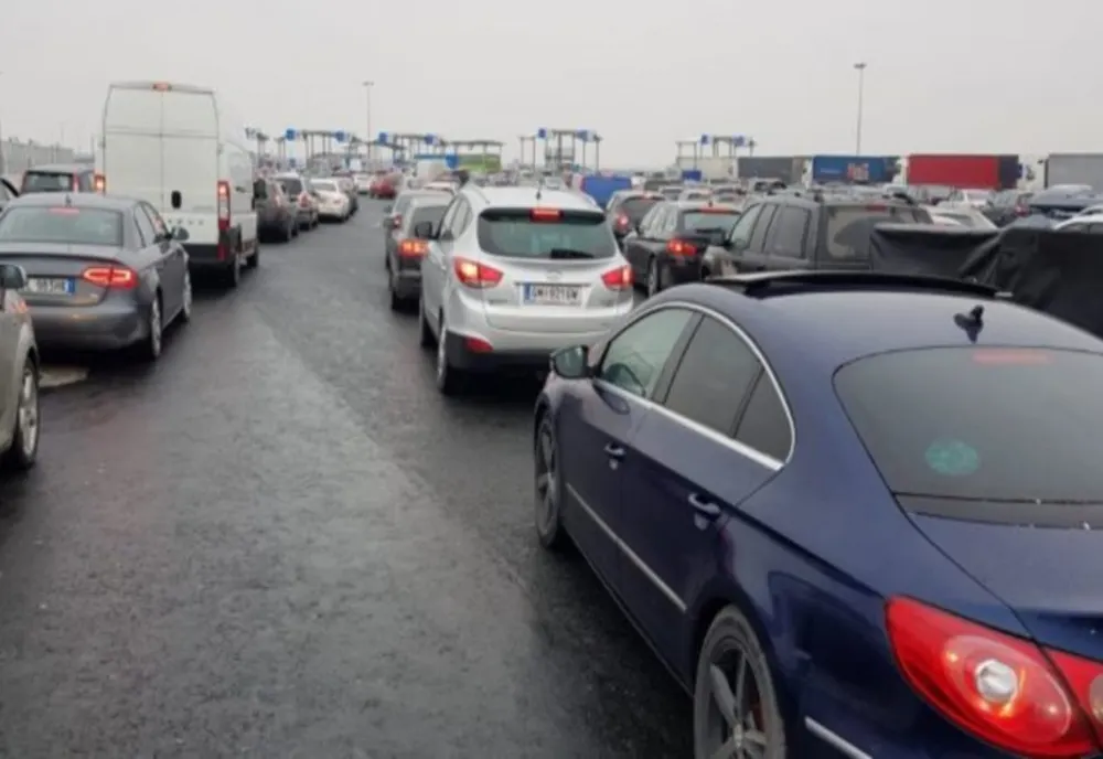 Traficul la ieşirea din ţară s-a dublat la Nădlac II şi se aşteaptă cel puţin două ore