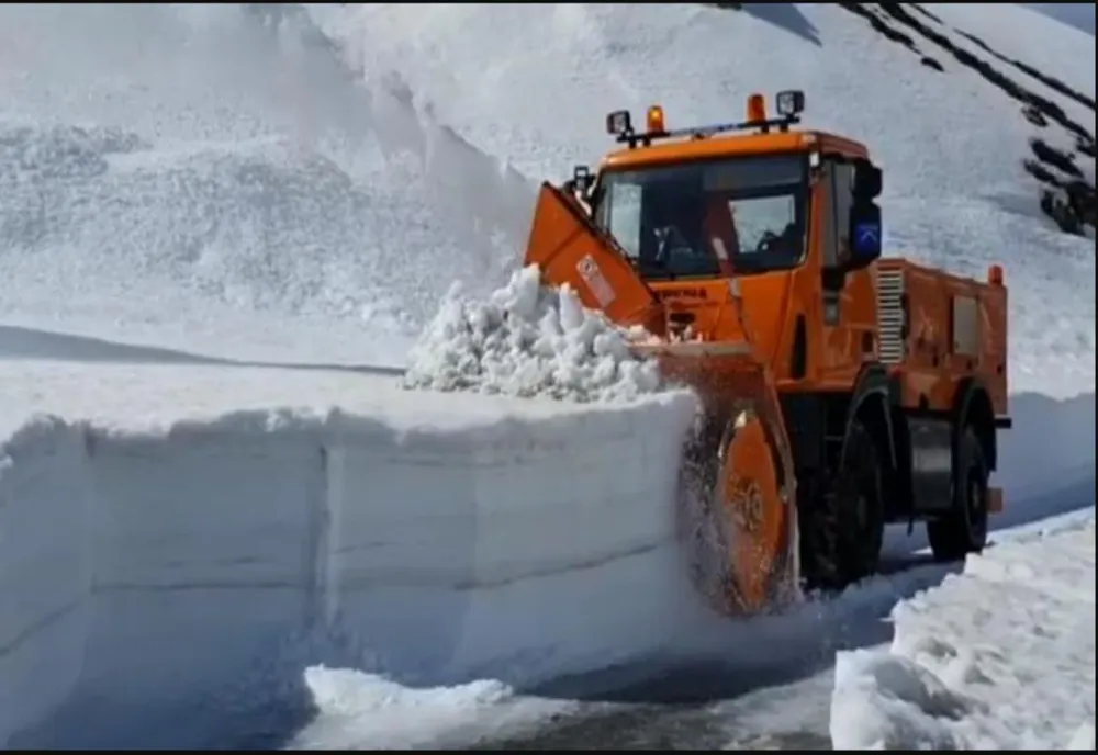 Șoferii nu pot tranzita curând Transalpina. Zăpada în cantități mari a necesitat dublarea utilajelor