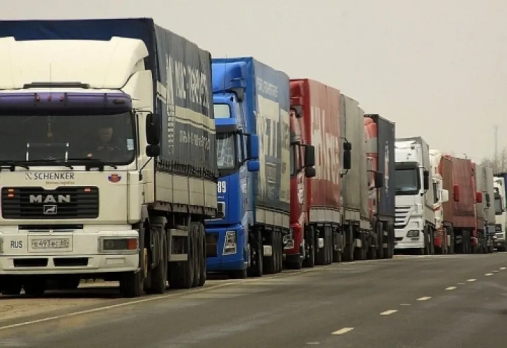 Un ansamblu rutier cu care se efectua transportul agabaritic s- a defectat. Trafic blocat