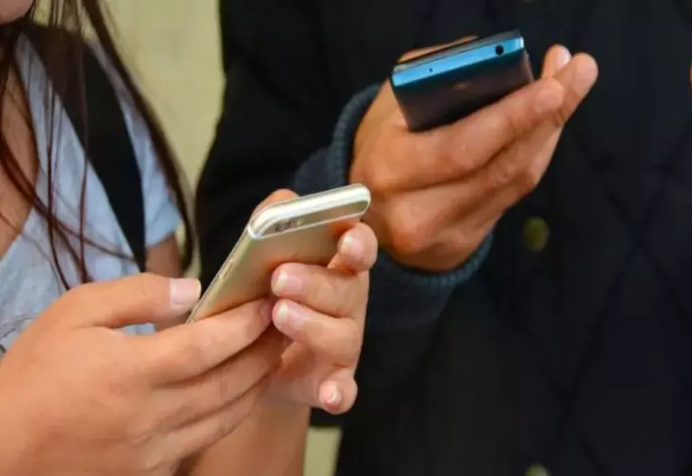 Se va folosi un încărcător unic pentru telefoane mobile, tablete, laptop-uri