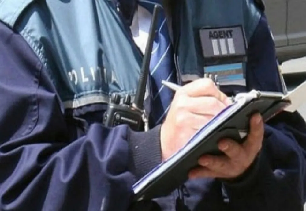 Un bărbat a devenit agresiv și a lovit un polițist, în timpul audierilor