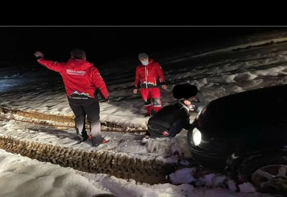 O familie a rămas cu autoturismul înzăpezit pe un drum izolat