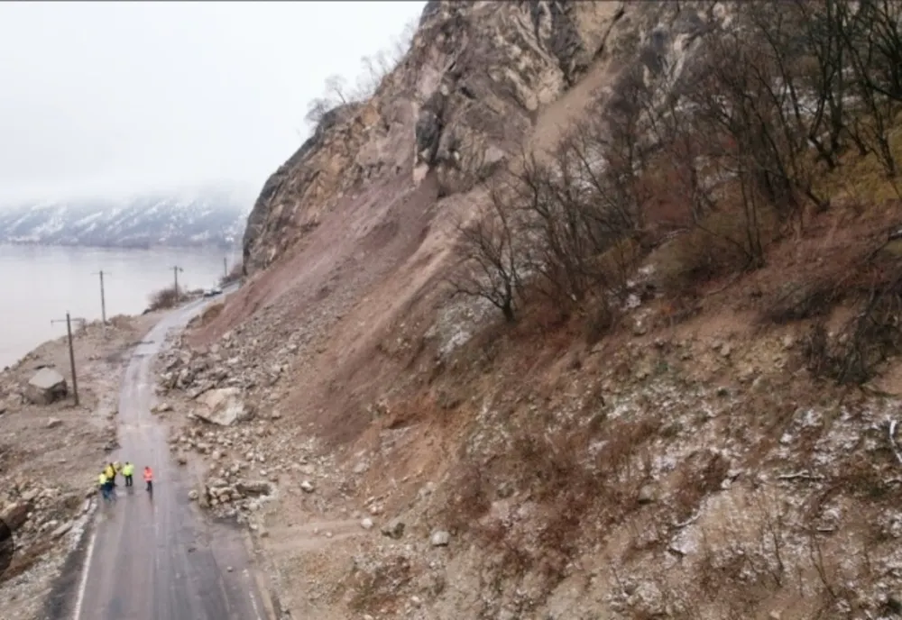 Operaţiune de detonare a rocilor pe Clisura Dunării. Drumul rămâne închis circulației rutiere