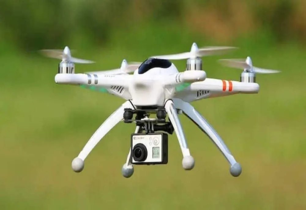 Copil rătăcit găsit în mijlocul sălbăticiei cu ajutorul câinilor de urmărire și al dronelor cu infraroșu