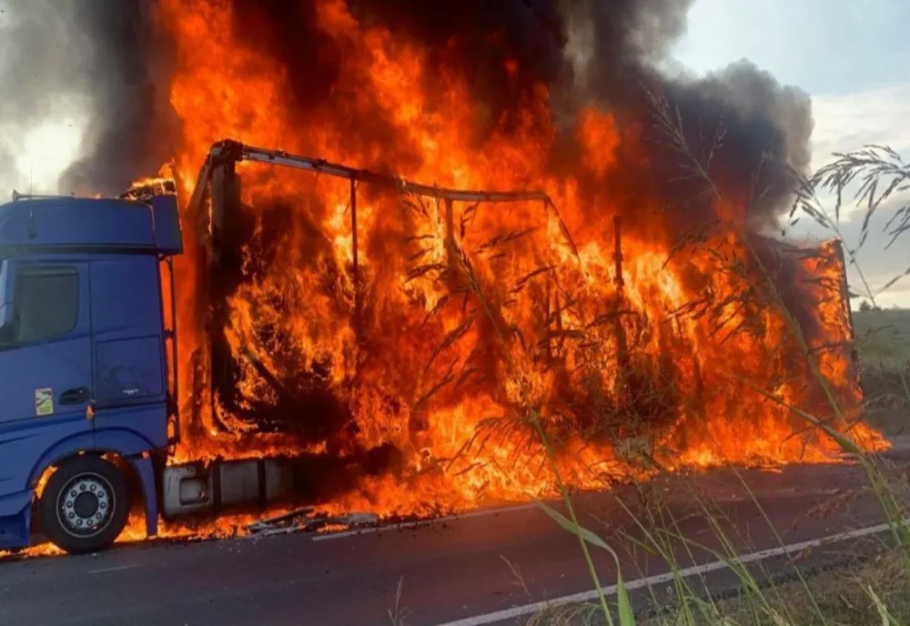 TIR în flăcări, pe o şosea din Mehedinţi. Șoferul a decedat