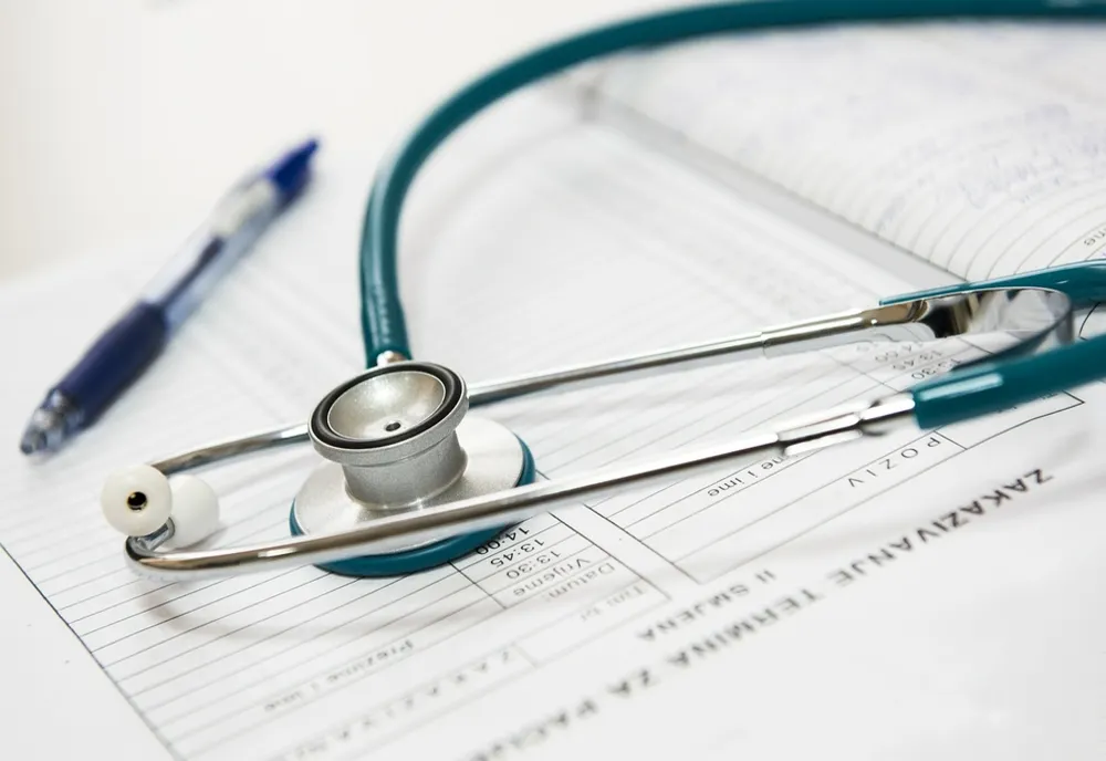 Medic și asistentă din Maternitatea din Drobeta Turnu Severin, reținuți pentru 24 de ore după ce un bebeluș a murit