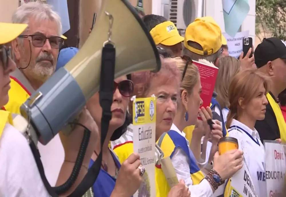 PROFESORII IES DIN NOU ÎN STRADĂ. PROTEST ÎN FAȚA MINISTERULUI EDUCAȚIEI