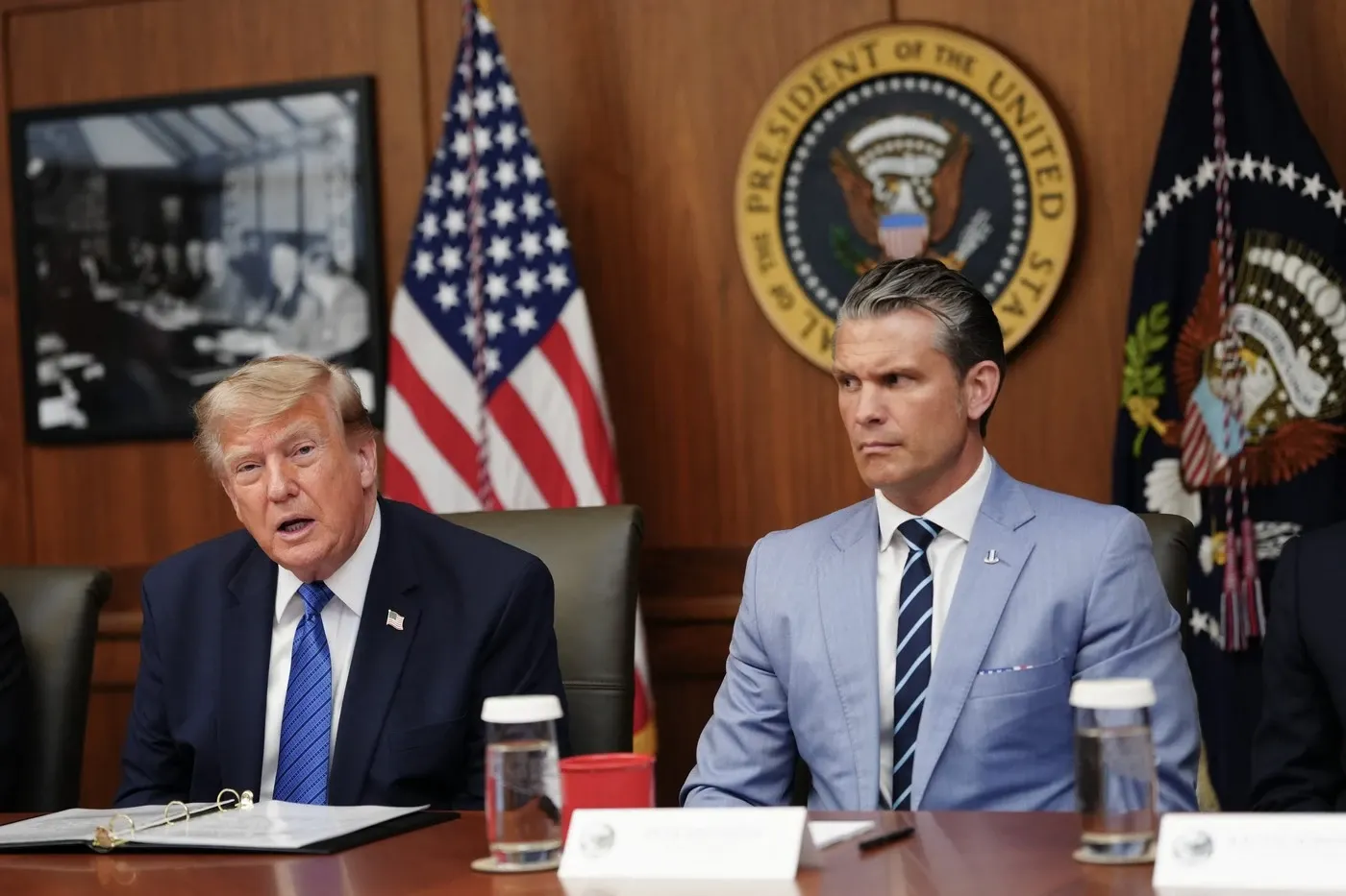 Donald Trump și Pete Hegseth (Profimedia)