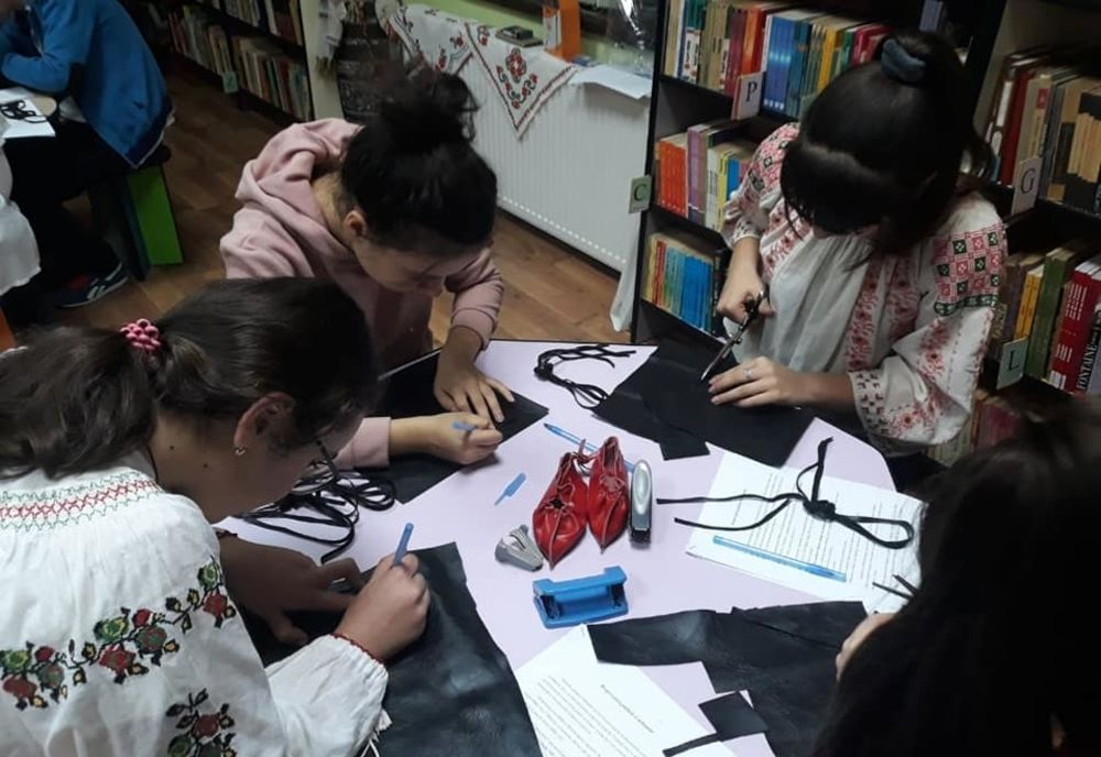 Ateliere de meșteșuguri populare la Biblioteca Județeană ”I. G. Bibicescu”
