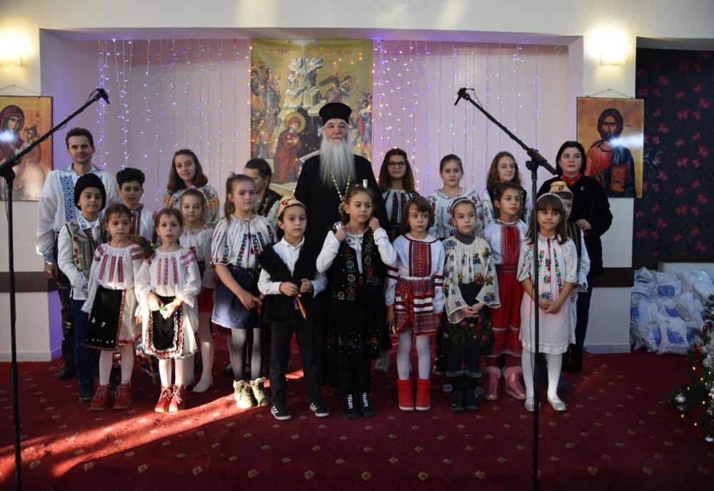 Tineri colindători pe scena Centrului Cultural Sfântul Ioan Gură de Aur, în prima zi a Festivalului de colinde "Crăciunul de ieri, Crăciunul de azi"