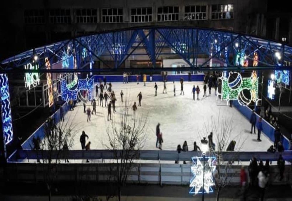 Copiii sub 10 ani și olimpicii au acces gratuit la patinoar la Turnu Severin 