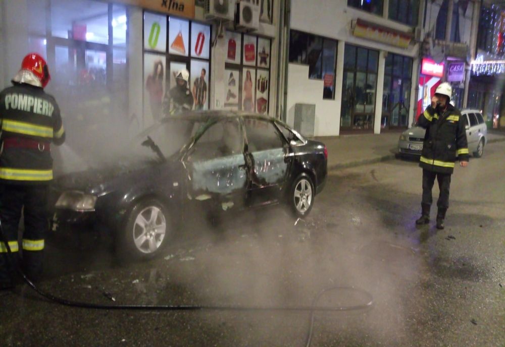O maşină a luat foc pe o stradă din Turnu Severin. Ce au constatat pompierii