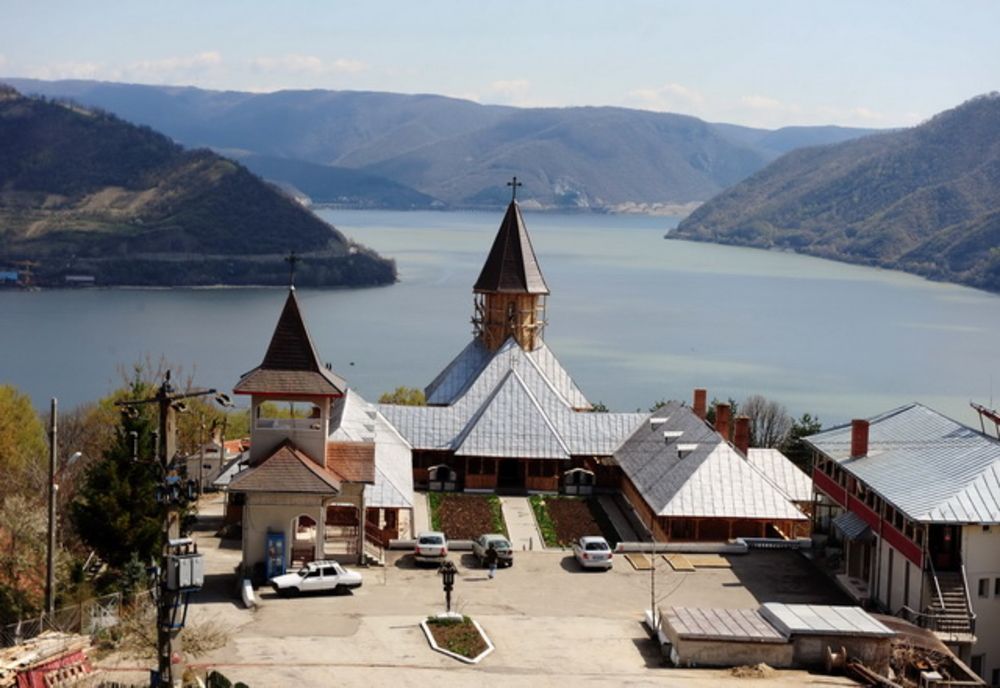 Liturghie arhierească la Mănăstirea "Sfânta Ana" în Duminica dinaintea Naşterii Domnului