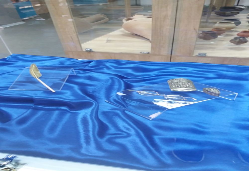 Piesele lunii ianuarie la Muzeul Regiunii Porților de Fier: pană de scris , ochelari, toc pentru ochelari