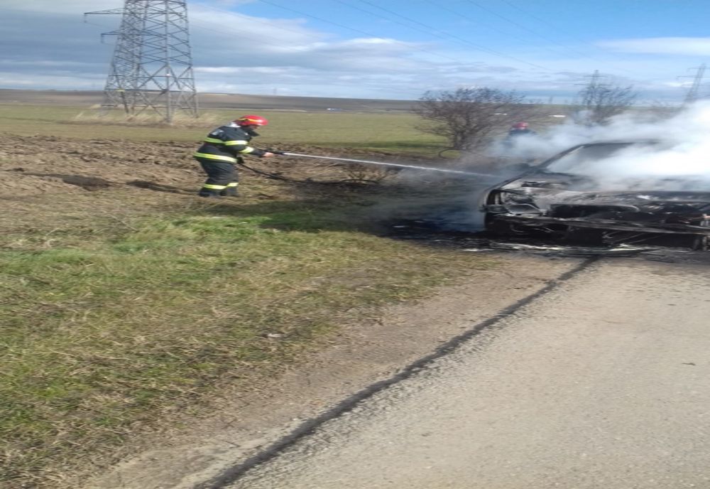 Mașină în flăcări pe DN56 A, în localității Salcia