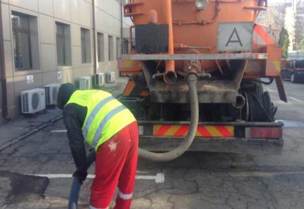 VIDEO Un muncitor a murit lovit de o vidanjă pe o stradă din Orșova