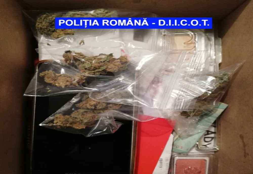 Traficanți de droguri prinși în flagrant cu un colet adus din Belgia