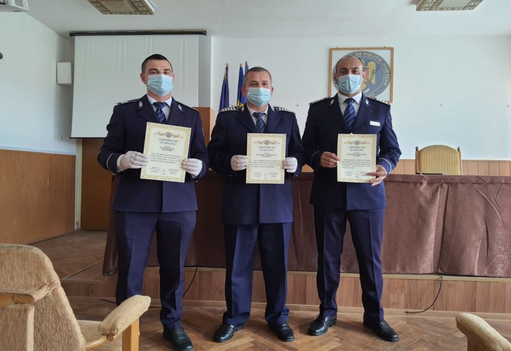 Trei polițiști, felicitați pentru spirit civic în timpul exercitării atribuțiilor de serviciu