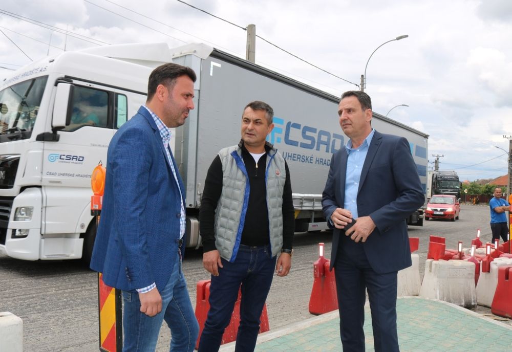 Se lucrează la sensul giratoriu de la Șimian 