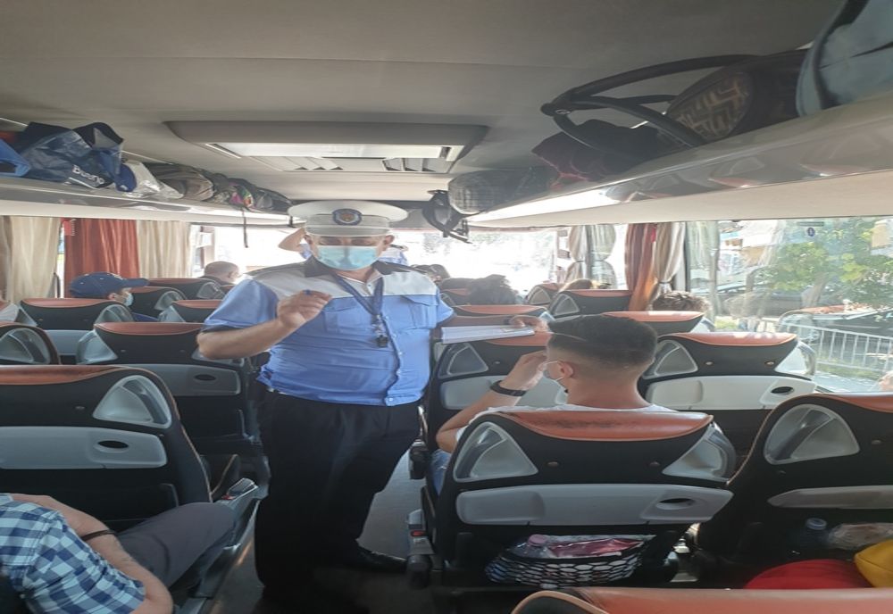 Polițiștii locali fac verificări în mijloacele de transport în comun