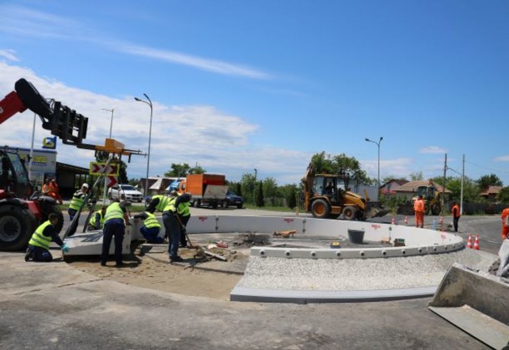 Se construiește un sens giratoriu la Devesel 