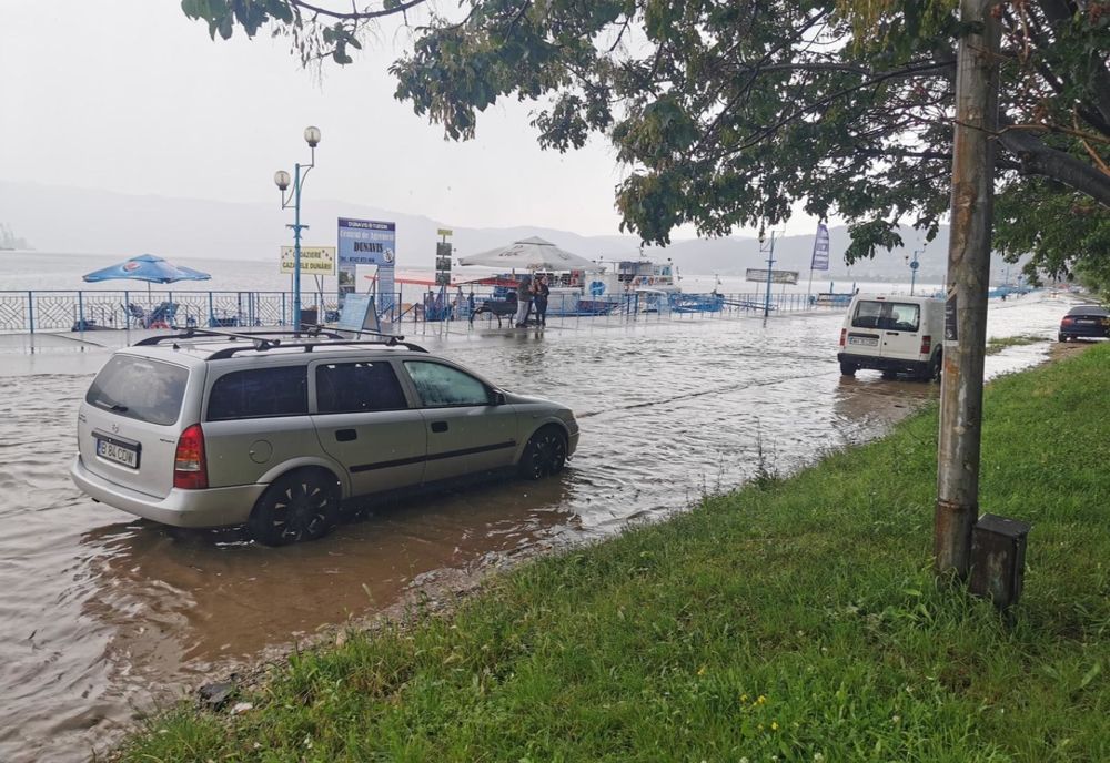 Faleza de la Orșova a fost inundată duminică