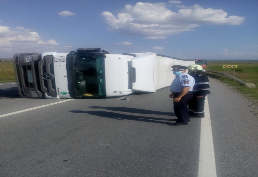 Un tir cu folii de plastic s-a răsturnat pe Dealul Stârmina 