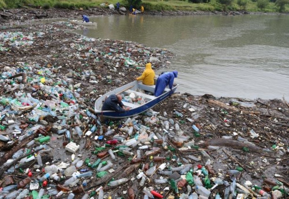 Lucrătorii de la Apele Române strâng gunoaiele de pe râul Cerna, la Orșova