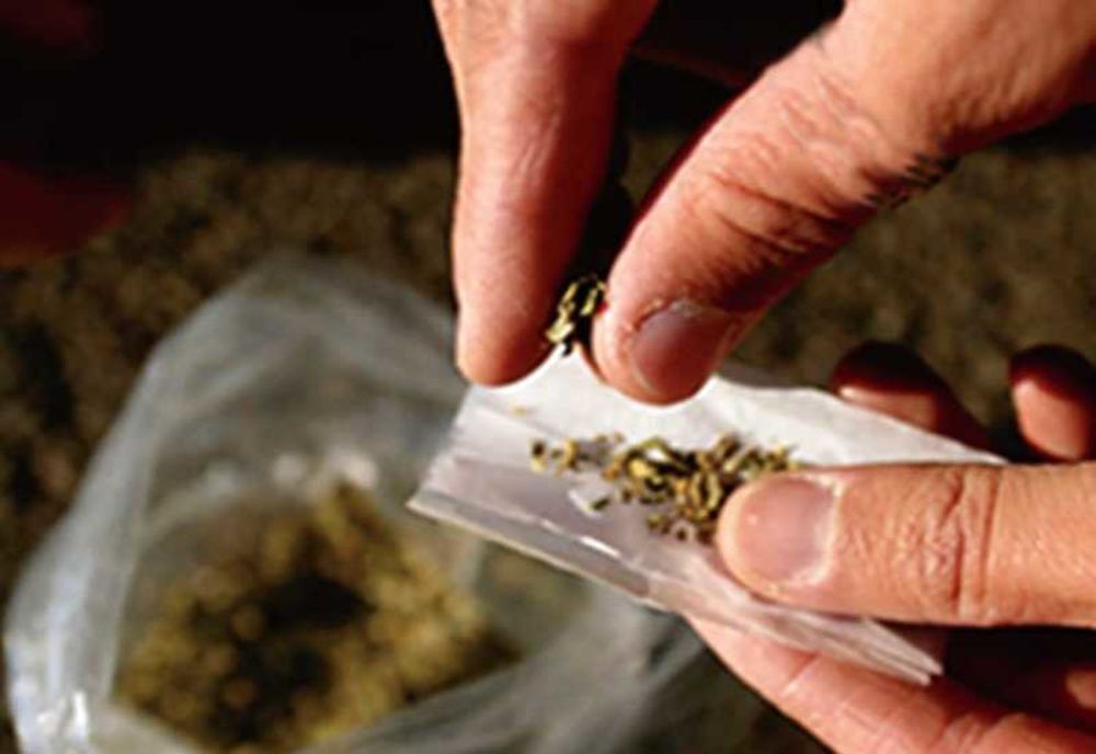 Prinși de jandarmi că se drogau în scara unui bloc din Severin