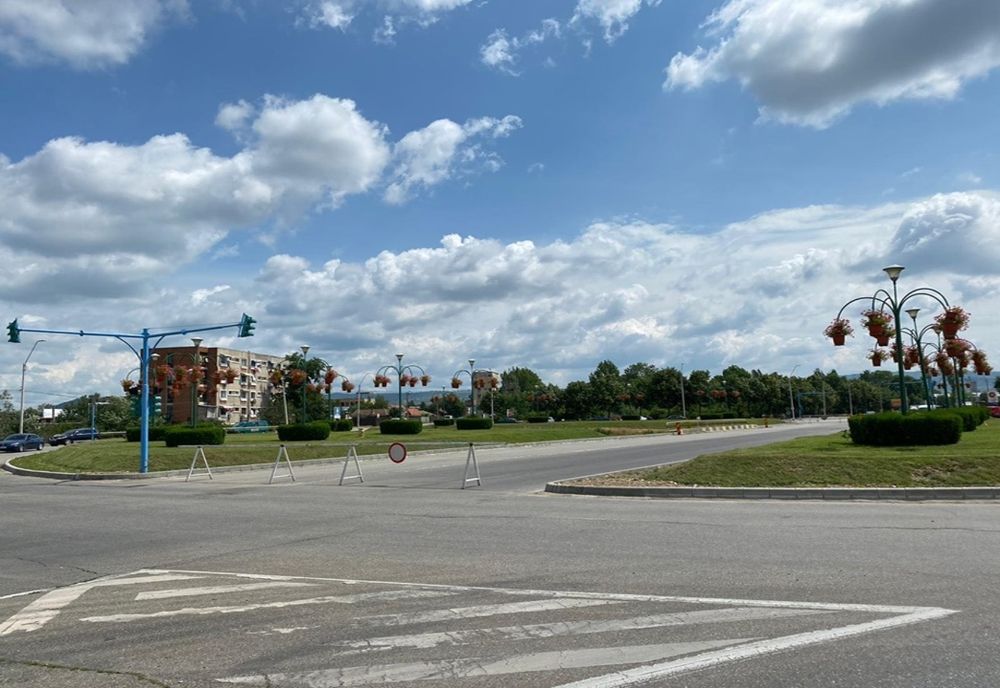 Se reamenajează sensul giratoriu de pe Calea Craiovei 