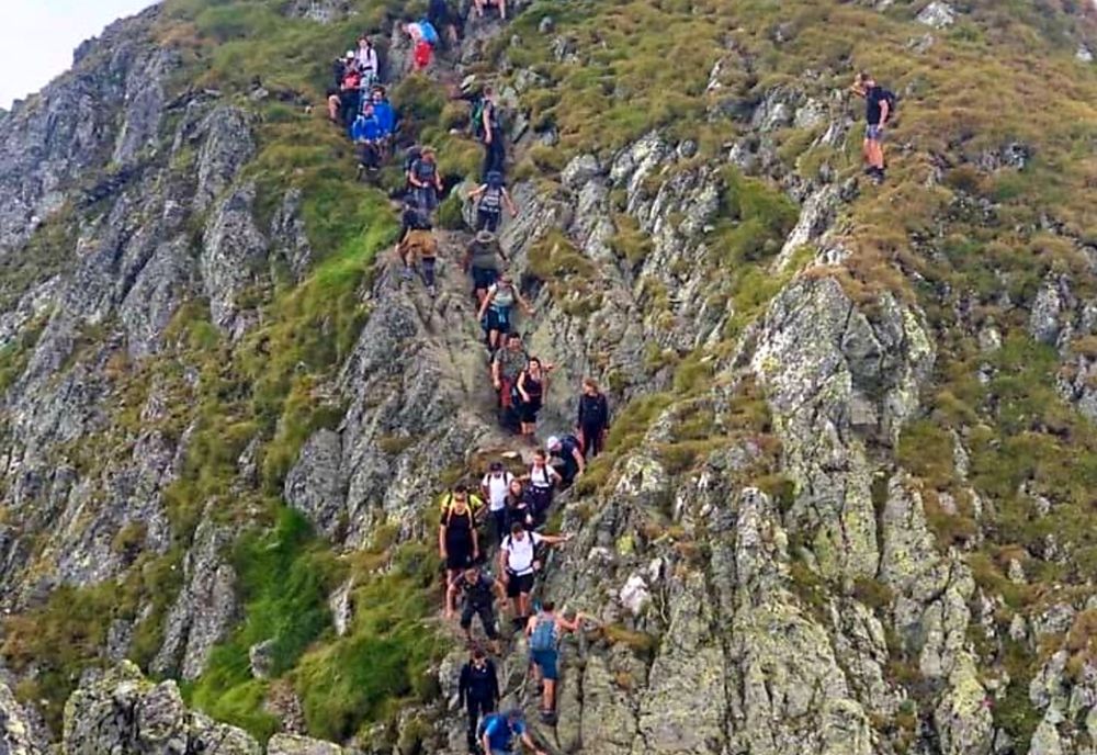 Numar record de turiști pe cel mai înalt vârf al României. Salvamontiștii atrag atenția!