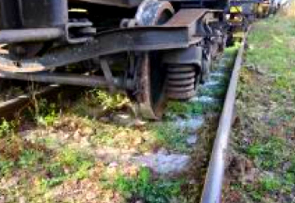 Patru vagoane ale unui tren au deraiat pe o linie industrială neelectrificată